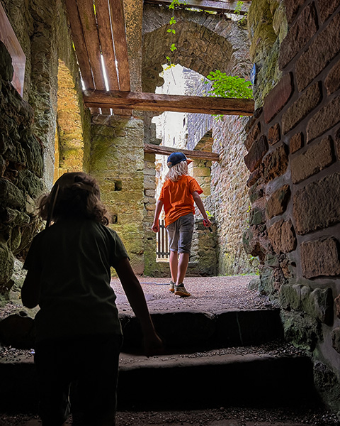 Luxemburg mit Kindern - Burg Beaufort entdecken